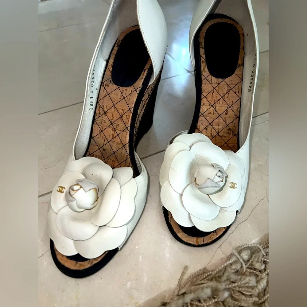 Chanel ivory leather Camellia d’orsay wedge with black accents - Picture 2 of 12